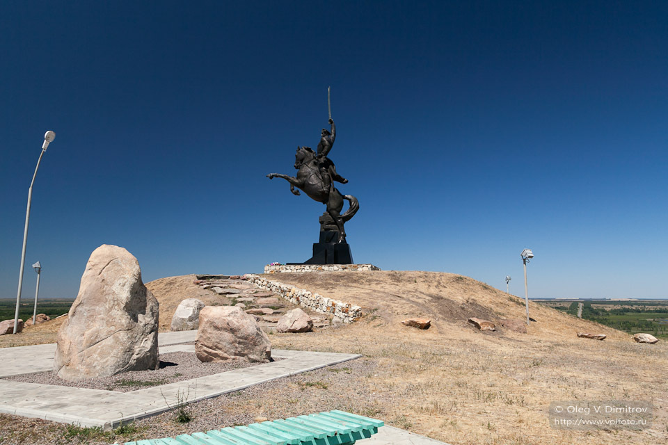 Позади памятника казачеству фото