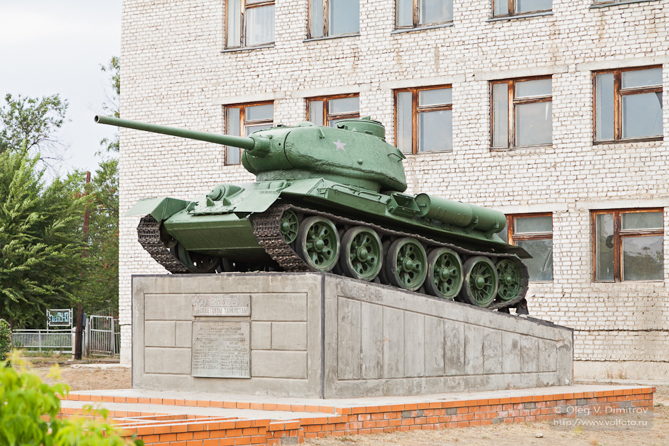 Танк Т-34 на пьедестале фото