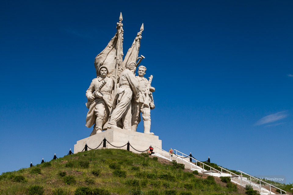 Памятник Соединение фронтов фото